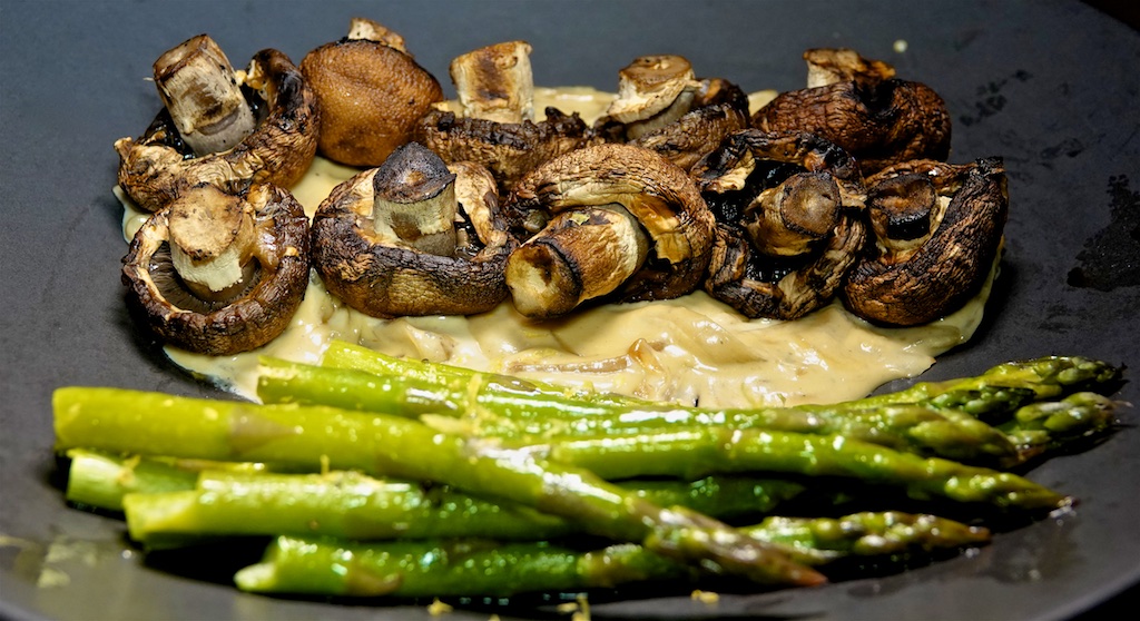 Aug 27: Avocado and Sweet & Spicy Tuna; Grilled Mushrooms with Onion, Blue Cheese Cream Sauce and Asparagus