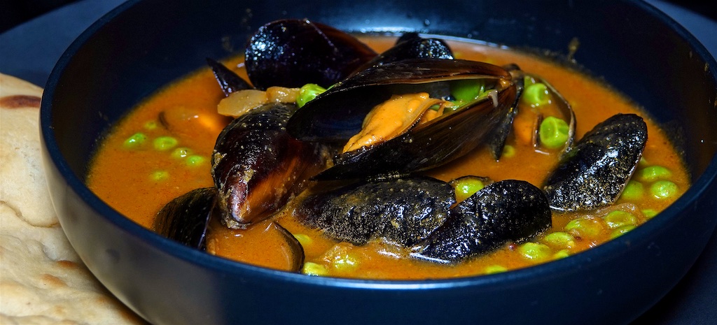 Jun 5: Shin Bowl; Goan Curry Mussels with Naan