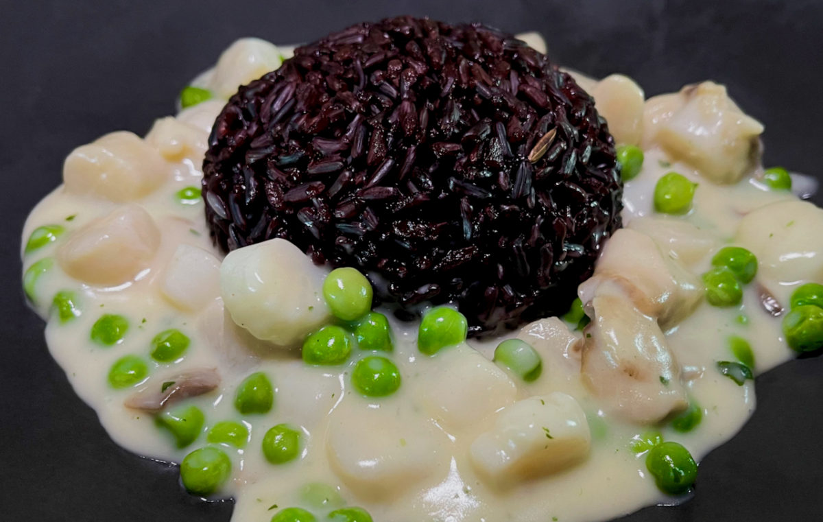 Apr 13: Bay Scallops with Mushrooms and Black Rice